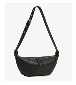 Zwarte echte lederen croissant schoudertas, vintage crescent crossbody tas detail.
