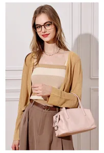 Roze lederen Boston tas voor dames, stijlvolle handtas en praktische schoudertas.