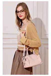 Chique roze leren Boston handtas voor dames, stijlvolle kussen schoudertas voor dag.