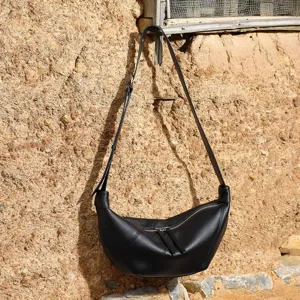 Zwarte lederen halve maan schoudertas, vintage slouchy croissant tas voor dames.