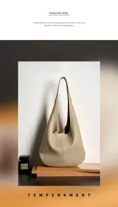 Detailopname van minimalistische echte lederen hobo schoudertas in kaki, fijne textuur.