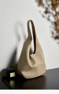 Stijlvolle lederen schoudertas voor dames, grote slouchy handtas voor dagelijks gebruik.