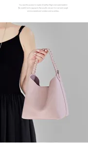 Dettaglio borsa a secchiello in pelle rosa con elegante manico intrecciato e grana fine.