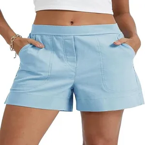 Vista detallada de pantalones cortos casuales azul claro con ajuste recto y bolsillos.