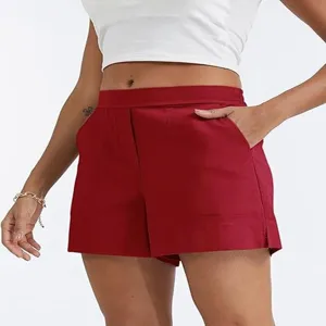 Vista detallada de pantalones cortos casuales rojos, corte recto holgado para correr al aire.