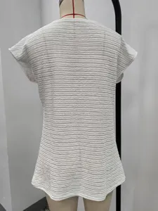 Witte getextureerde korte mouwen blouse, casual zomertop achterkant detail van de stof.