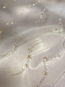 Primer plano detallado de pegatinas de uñas de estrella dorada, elegante nail art 3D.