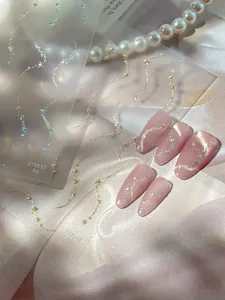Primer plano detallado de pegatinas de uñas doradas 3D de lujo con elegante diseño de ojo de gato.