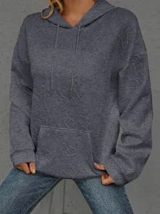 Sudadera con capucha gris de manga larga para mujer con letras en relieve y bolsillo.