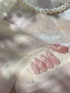 Exquisitos adhesivos de uñas con estrellas doradas 3D, pegatinas elegantes de nail art.