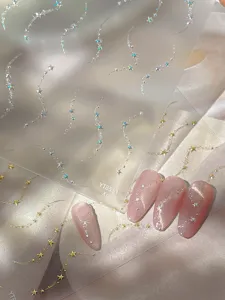 Vista detallada de pegatinas de uñas de estrellas doradas en 3D para manicuras elegantes.