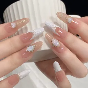 Elegantes uñas postizas francesas con elegante relieve de encaje y gemas barrocas.