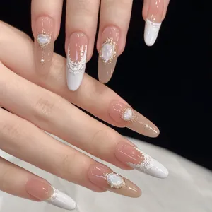 Uñas postizas de estilo barroco vintage con encaje francés blanco y gemas de corazón.