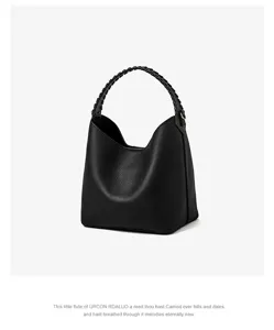 Borsa a secchiello hobo in vera pelle nera con manico intrecciato moda donna quotidiana.