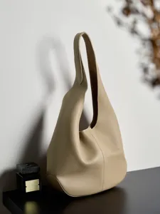 Minimalistische beige lederen hobo schoudertas, zachte grote capaciteit tote hoofdweergave.