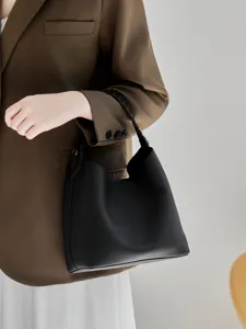 Borsa a secchiello in pelle nera con manico intrecciato elegante borsa a mano donna