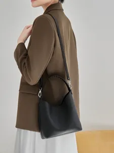 Borsa a secchiello hobo in pelle nera con elegante manico intrecciato e tracolla.