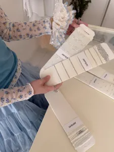 Gedetailleerd shot van dunne Koreaanse moerbeizijden sokken met kant en stijlvolle strepen.