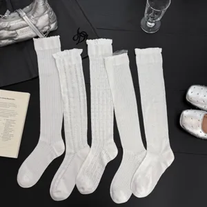 Λευκές κάλτσες ως το γόνατο για γυναίκες, γλυκό στυλ ins πλεκτές κάλτσες με χαριτωμένα διάτρητα σχέδια.