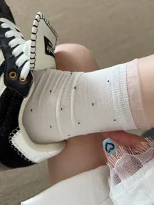 Chaussettes mi-hautes à pois fines pour le printemps et l'été avec dentelle organza très douce.