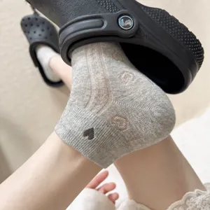 Vista dettagliata di calzini corti traspiranti in rete da donna con simpatici motivi a cuore.
