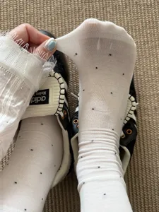 Chaussettes mi-hautes transparentes en modal à pois pour femmes avec bordure en dentelle.