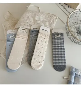 Calzini coreani casual e femminili con graziosi fiocchi, motivi a quadri e doppia volant.