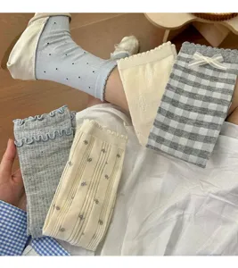 Primo piano dettagliato di calzini in stile coreano con fiocchi graziosi e bordi volant.