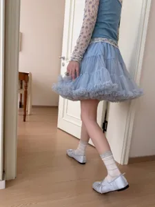 Gedetailleerde opname van damessokken met kanten rand gecombineerd met platte schoenen.