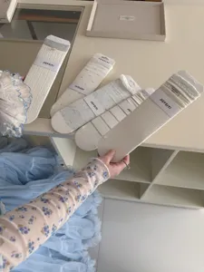 Dunne moerbeizijde kanten sokken voor dames, Koreaanse ballet stijl sokken detail weergave.