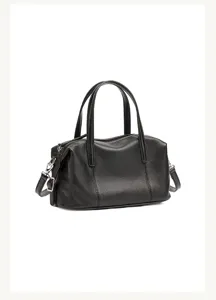 Zwarte leren Boston tas detail, zachte textuur en prachtige metalen ritsafwerking.
