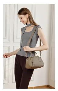 Borsa a tracolla taupe in vera pelle stile di lusso borsa bowling dettaglio elegante.