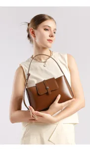Stijlvolle lederen schoudertas voor dames, elegante handtas ideaal voor dagelijks gebruik en werk.