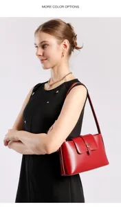 Rode lederen schoudertas, elegante okseltas met klepsluiting, stijlvol modeaccessoire.