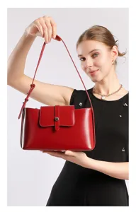 Rode lederen schoudertas voor dames, chique minimalistische okseltas voor dagelijks gebruik.