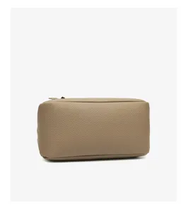Primo piano dettagliato della vera pelle e delle finiture di questa borsa alla moda compatta.