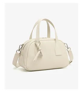 Dettaglio borsa a mano bowling in pelle, texture borsa tracolla spalla vera pelle.