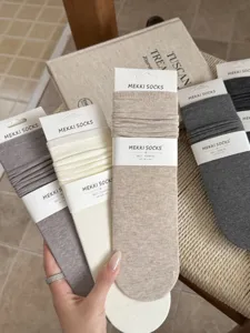 Cozy cotton slouch socks in versatile solid colors, perfect for early autumn everyday wear.