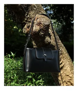 Zwarte schoudertas van echt leer voor dames, chique onderarmhandtas met flap en metalen sluiting.