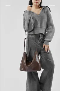 Klassieke bruine lederen hobo schoudertas voor dames, stijlvolle tas voor dagelijks gebruik.