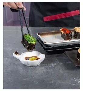 Vue détaillée des assiettes à sushis rectangulaires en céramique, vaisselle pro.