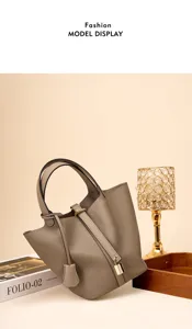 Vue detaillee du sac seau elegante en cuir veritable pour femme avec un cadenas chic et style.