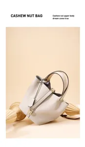 Vue détaillée du sac seau en cuir de qualité supérieure avec cadenas en métal et poignée.