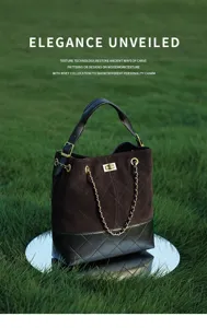 Vista dettagliata della borsa a secchiello da donna in camoscio, catena dorata e chiusura chic.