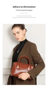 Minimalistische bruine lederen bowling handtas, elegante mini schouder kussen tas.