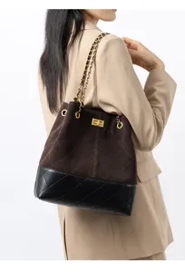 Borsa a tracolla trapuntata in camoscio marrone con catena e chiusura a girello dorata.