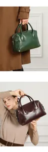 Close-up detail van vrouwen lederen bowling tas handtas mini schouder crossbody kussen tas
