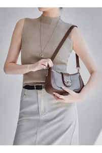 Vintage chic leather shoulder bag for women, stylish brown crossbody bag for commute.