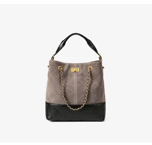 Borsa a secchiello chic in camoscio e pelle con tracolla a catena e design trapuntato per donna.