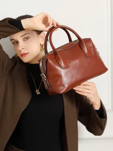 Klassieke bruine lederen bowlinghandtas voor dames, elegante stijlvolle schoudertas.